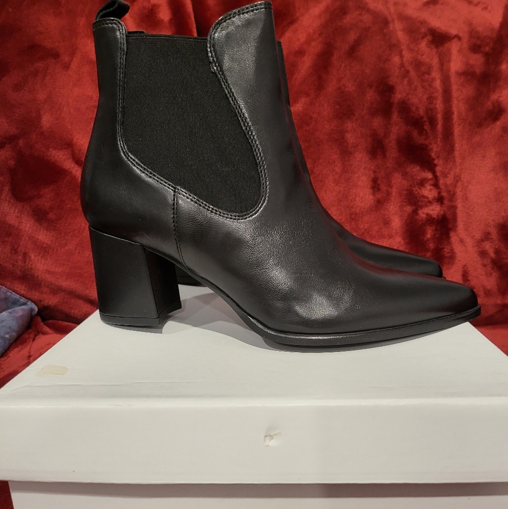 LE CHATEAU BLACK LEATHER CHELSEA BOOTS WITH POINTED TOE